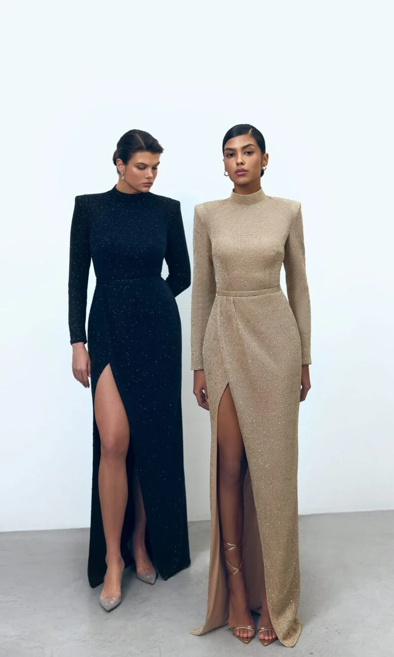 Сукня з високою горловиною та розрізом